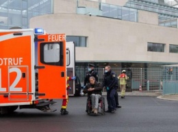 В Берлине машина с надписями "Убийцы детей и стариков" врезалась в забор у резиденции Меркель