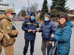 Спасатели учат жителей Павлограда, словно детей, правилам хранения спичек и осторожному обращению с закипающими борщами