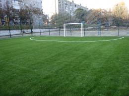 В запорожской школе появилось новое футбольное поле - фото