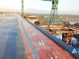 В Запорожье на мосту через Днепр начали устанавливать перила (фото)