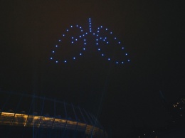 В Киеве в небе над Олимпийским появились светящиеся легкие: что это было