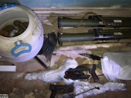 В офисе госорганизации в центре Киева обнаружили тайник с оружием и взрывчаткой