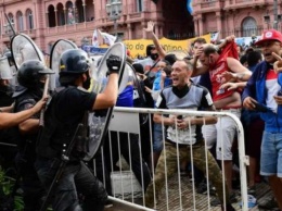 На похоронах Марадоны подрались фанаты и полиция (видео)
