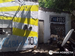 Болельщики разрисовали фасад Дома Бога, где провел детство Марадона. Фото