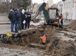 Как выглядит известный мем про кучу начальства и одного рабочего: забавное фото из Харькова