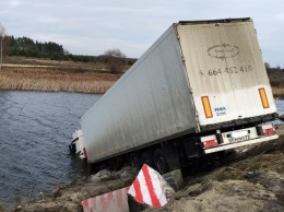 В Житомирской области фура съехала в озеро: машину вытягивали краном, фото