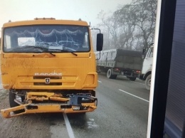 В России на трассе КамАЗ влетел в микроавтобус - много погибших: фото
