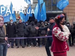 ЕADaily: В Киеве силовики встали на защиту Сороса и препятствовали проведению акции партии Медведчука
