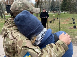 Под Киевом высадили яблоневую Аллею в память о женщинах-защитницах, которые погибли на востоке