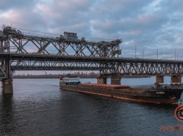 В Днепре подняли Амурский мост, чтобы пропустить очередь барж