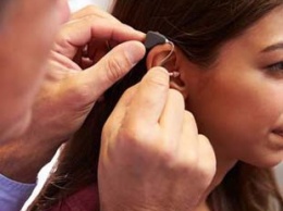 Искусственный интеллект решил одну из основных проблем слуховых аппаратов: что известно
