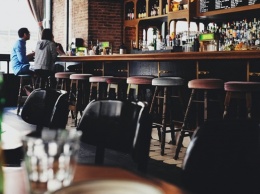 В Лондоне запретят выпивать в пабах и ресторанах без закуски