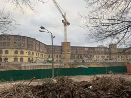 В Киеве после демонтажа старого здания «открылся» вид на башни старого Арсенала: вскоре его заслонит ТРЦ