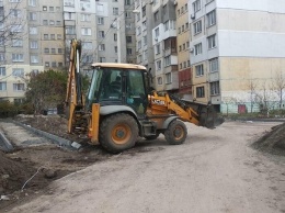 В Симферополе продолжается ремонт дворов: работы выполнены на 85%, - ФОТО