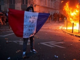 В Париже на марше против закона «о глобальной безопасности» применили слезоточивый газ