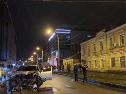 На Московском проспекте - ДТП, водителя вырезали из машины