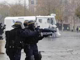 Во Франции в ходе вчерашних протестов пострадали десятки полицейских