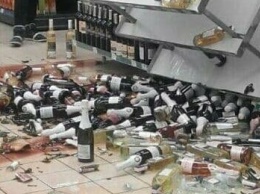 Спиртные реки: в супермаркете Каменского покупатели разбили бутылки с алкоголем