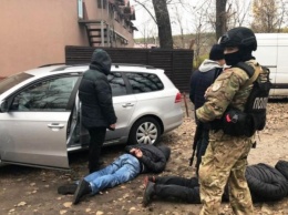 Под Киевом двое иностранцев подожгли автомобиль, видео