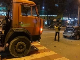 В Киеве пьяный водитель грузовика на скорости протаранил авто: первые детали и фото с места