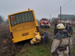 Под Днепром школьный автобус съехал с дороги и застрял в грязи