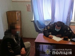 В Запорожской области мужчина облил водой документы и пытался сбежать от полицейских