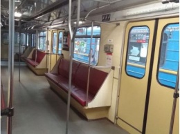 В киевском метро запустили вагон с вертикальными поручнями