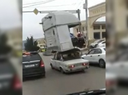 Пользователей сети озадачила легковушка с кабиной грузовика на крыше (ВИДЕО)