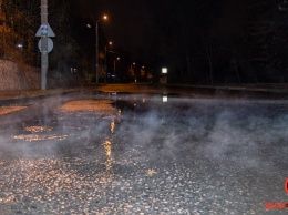 В Днепре на Макарова из-под люка бьет фонтан горячей воды