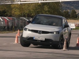 Видео: как электрический кроссовер Mazda MX-30 прошел «лосиный тест»