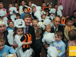 Наступает время чудес: Фонд Рината Ахметова 20-й раз поздравит детей Украины с новогодними праздниками