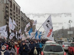 В Киеве колонна протестующих перекрыла Крещатик