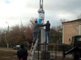 Под Бердянском оригинально декоммунизировали памятник