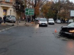 Масштабное ДТП в Одессе: внедорожник натворил беды и припарковался в стене дома