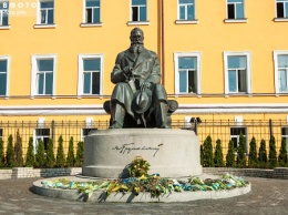 В Киеве установили памятник "нулевому" президенту