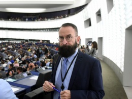 Венгерский депутат Европарламента ушел в отставку после скандальной гей-вечеринки