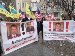 Требуют санкций. Евробляхеры пришли под посольство США жаловаться на Гетманцева