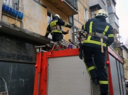 В Днепре на Макарова мужчина выпал из окна на крышу пристройки: пришлось вызывать спасателей