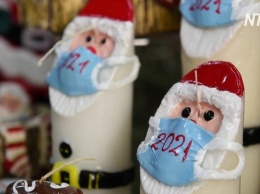 Свечи с изюминкой: в Греции Санта-Клауса нарядили в маску (видео)