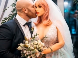 Бодибилдер из Казахстана женился на секс-кукле с третьей попытки