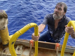 Американец два дня дрейфовал в море на перевернувшейся яхте и чудом выжил. Фото