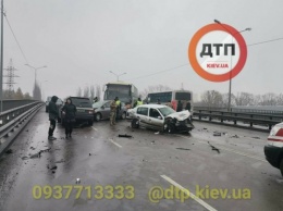 Первый зимний гололед: Под Киевом произошло массовое ДТП, разбиты девять авто