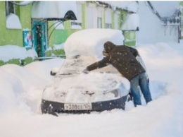 Сугробы в человеческий рост: в России бушует снежный апокалипсис, фото и видео