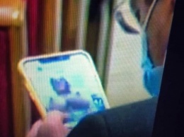 "Слугу" подловили за просмотром интимного фото на заседании Рады: что о нем известно