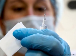 Комментарий: От вакцинации в России пока рано ждать чуда