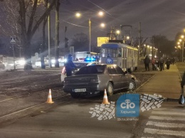 На Салтовке - авария, трамвай врезался в легковушку