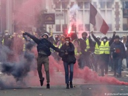 Францию снова охватили протесты: В Париже жгли автомобили и громили магазины