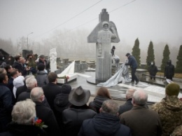 "Задавили" все вокруг: памятник первому украинскому космонавту на Байковом кладбище получил резкий отзыв