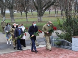 Избранный мэр Мелитополя и военные почтили память погибших летчиков (фото)