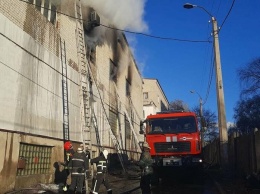 В Харькове спасатели тушат масштабный пожар в швейном цеху, - ФОТО